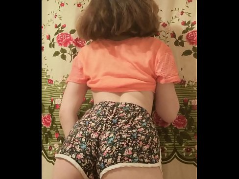 ❤️ Dhallaan yar oo sexy ah oo iska siibaysa surwaalka gaaban ee kamarada ️❌ Galmada dabada ❤